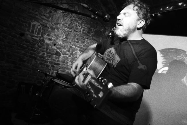 18813899_1368837086537214_267414970185731376_n xavi moyano guitarra blanco y negro concierto