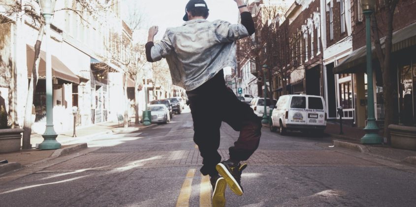 chico bailando hip hop en la calle