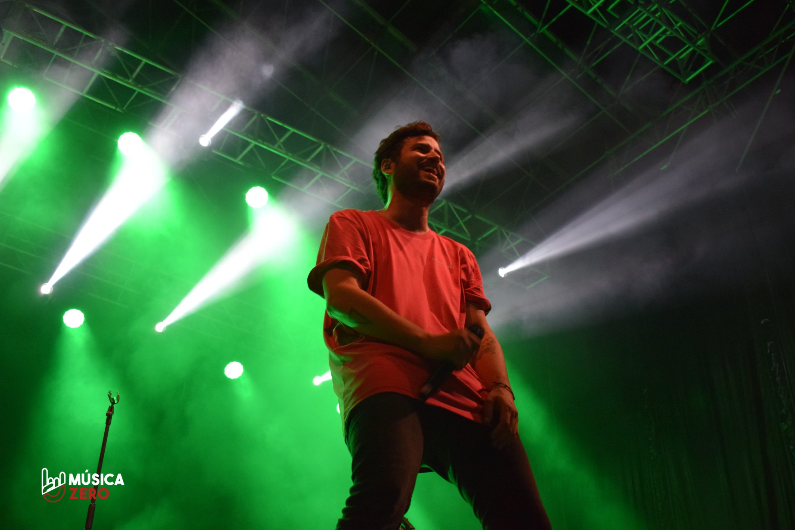 PicsArt_08-20-03.32.21 Taburete