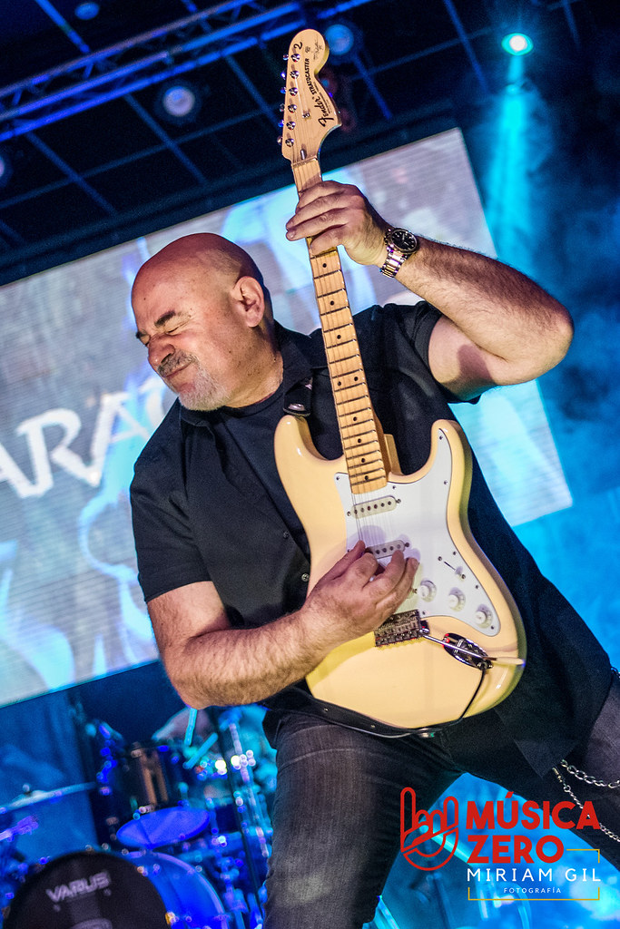 Jero Ramiro tocando la guitarra
