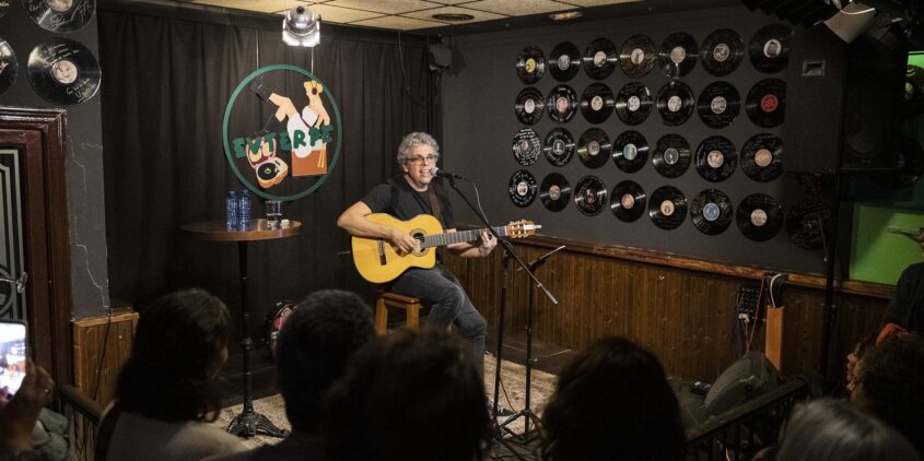 Pedro Guerra durante su actuación en la Sala Euterpe