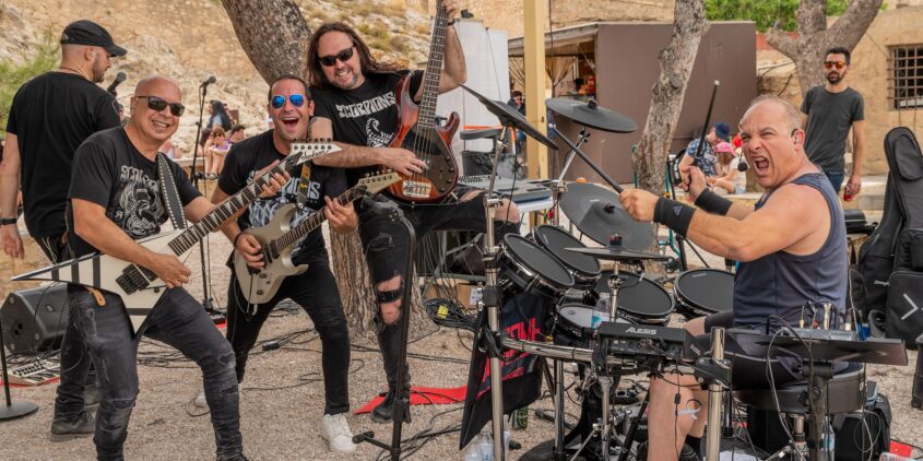 Los miembros del grupo Hurricane posan para la foto con sus instrumentos durante el concierto.