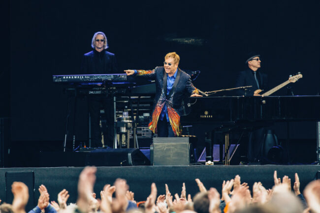 Elton John durante un concierto Elton John durante un concierto