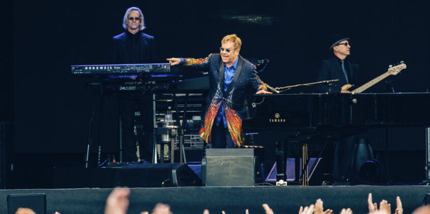 Elton John durante un concierto