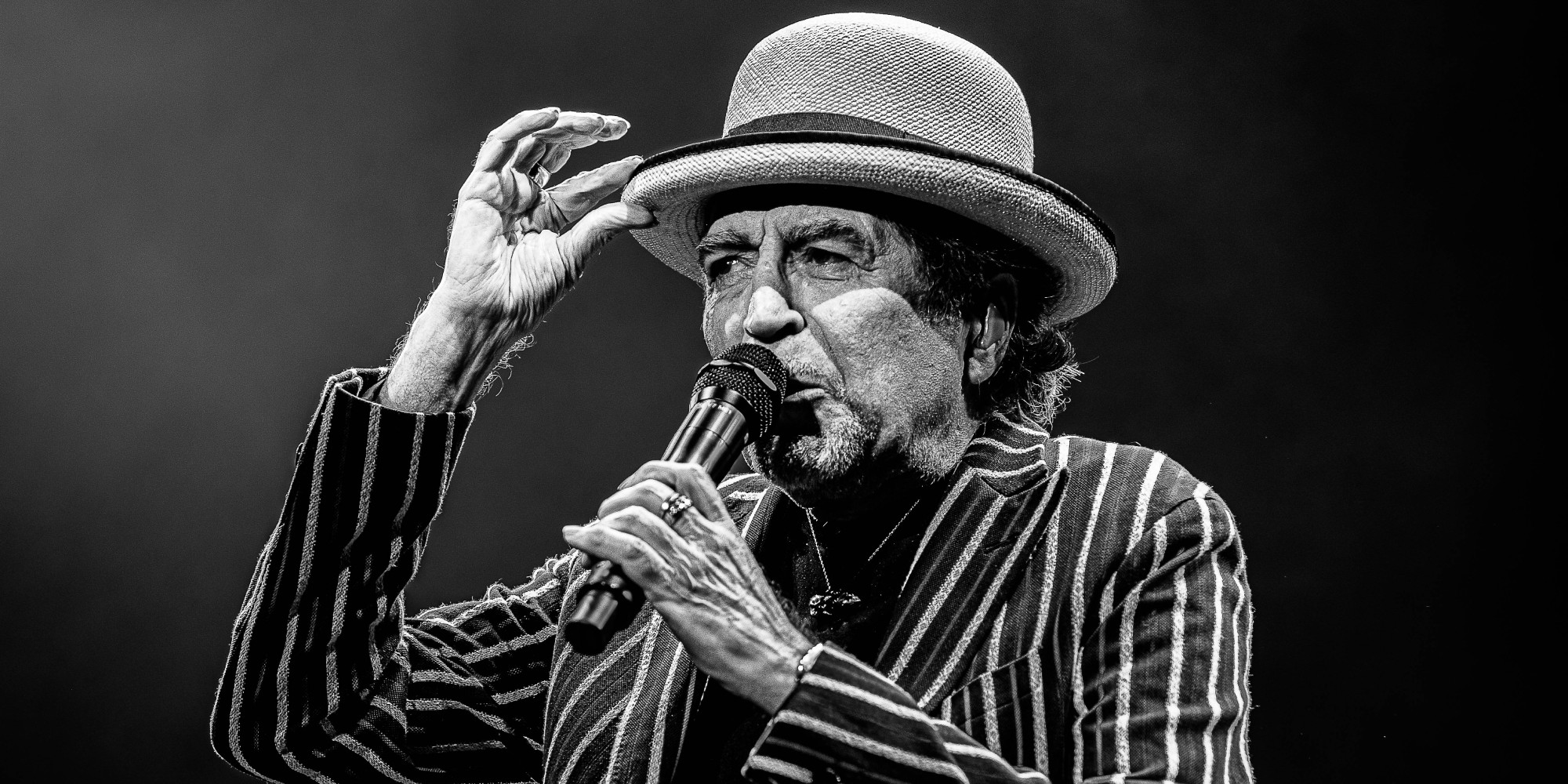 portada sabina Joaquín Sabina tocándose el bombín en el concierto que ofreció en Alicante