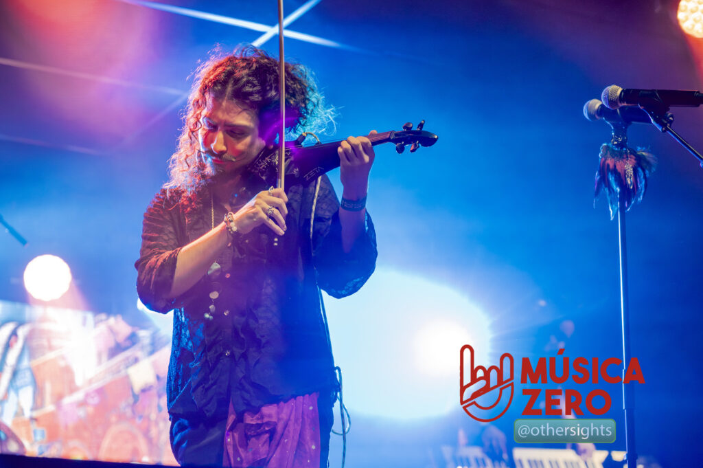 Santiago tocando el violín