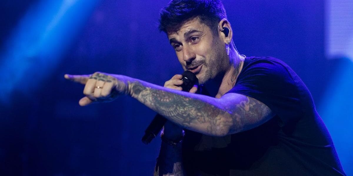 Melendi cantando