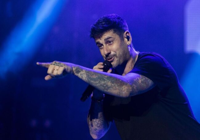 Melendi cantando